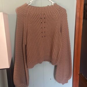Cropped sweater with details in the front